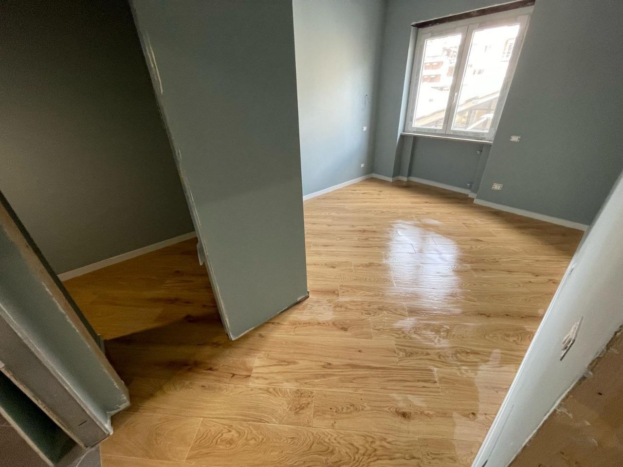 Ingresso ristrutturato con pavimento effetto legno lucido