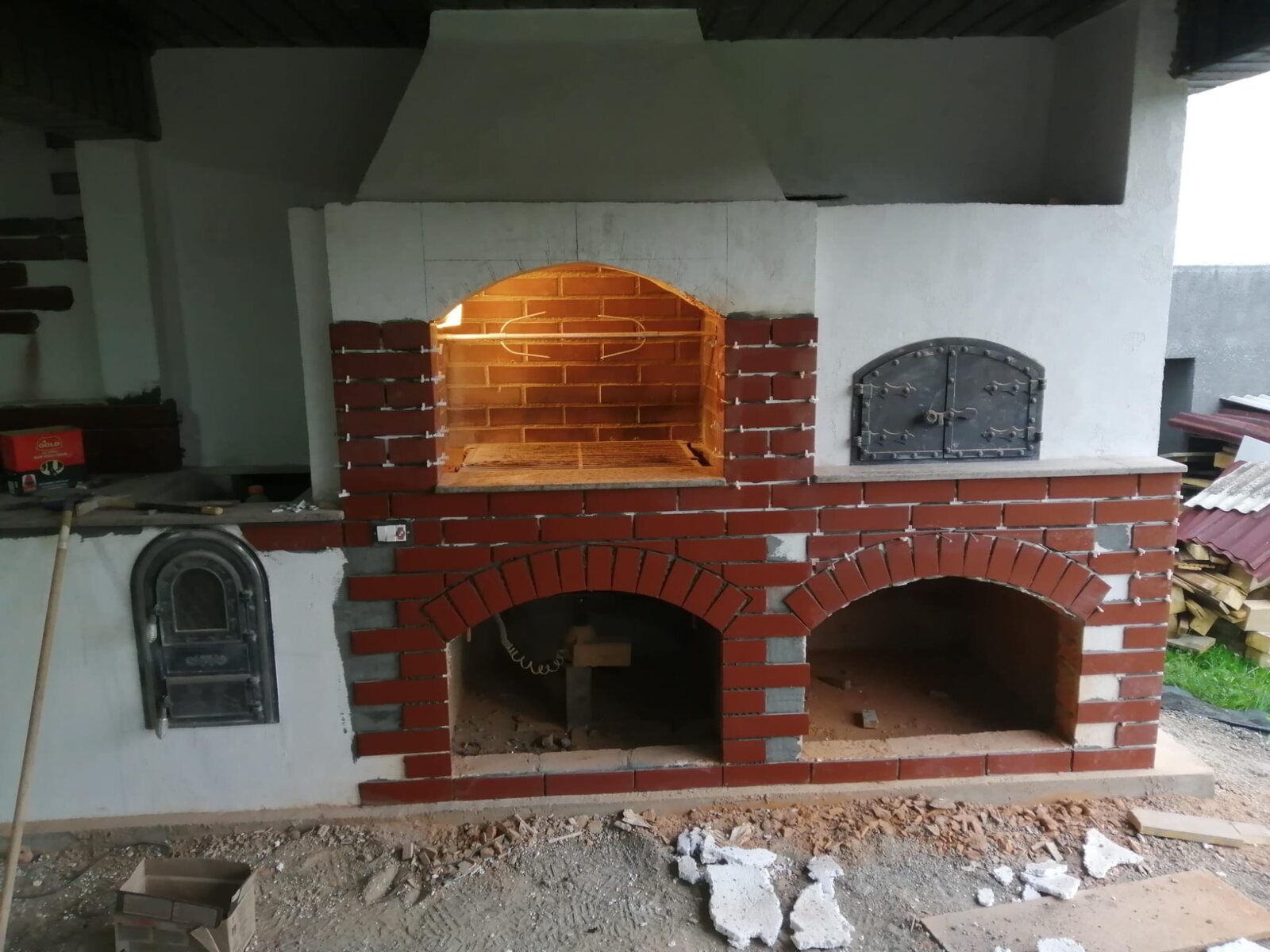 Forno esterno in mattoni e muratura