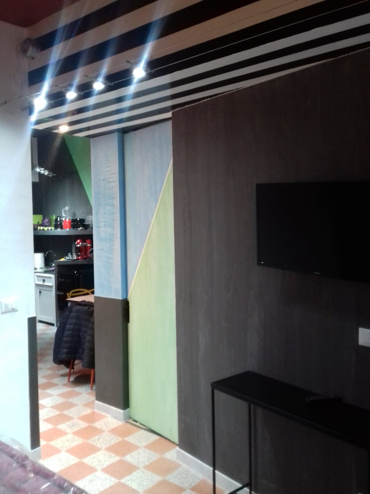 Interno con pareti decorative colorate e controsoffitto