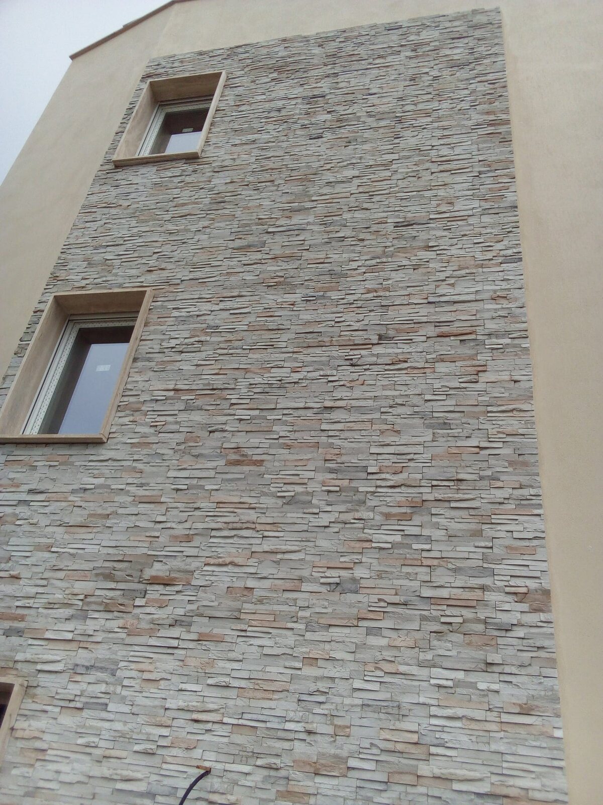 Dettaglio di una facciata rivestita in pietra chiara