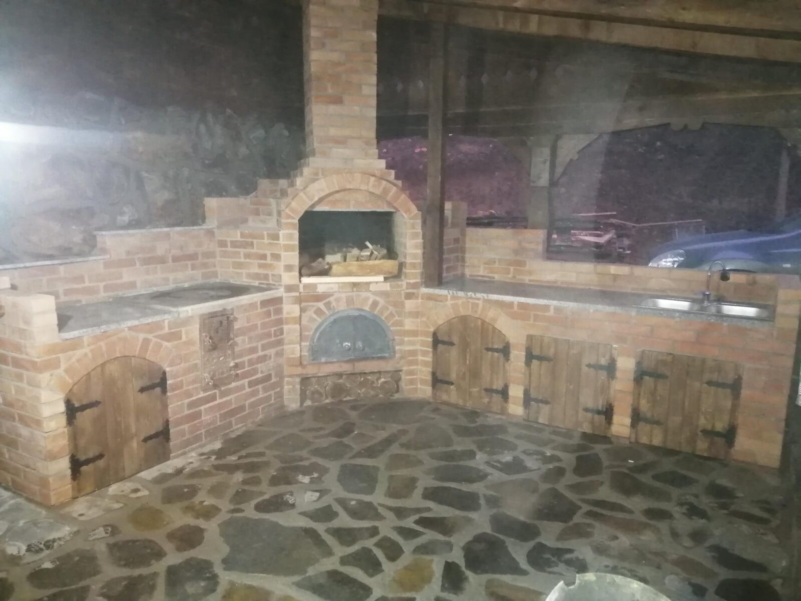 Area barbecue con rivestimento in pietra e mattoni