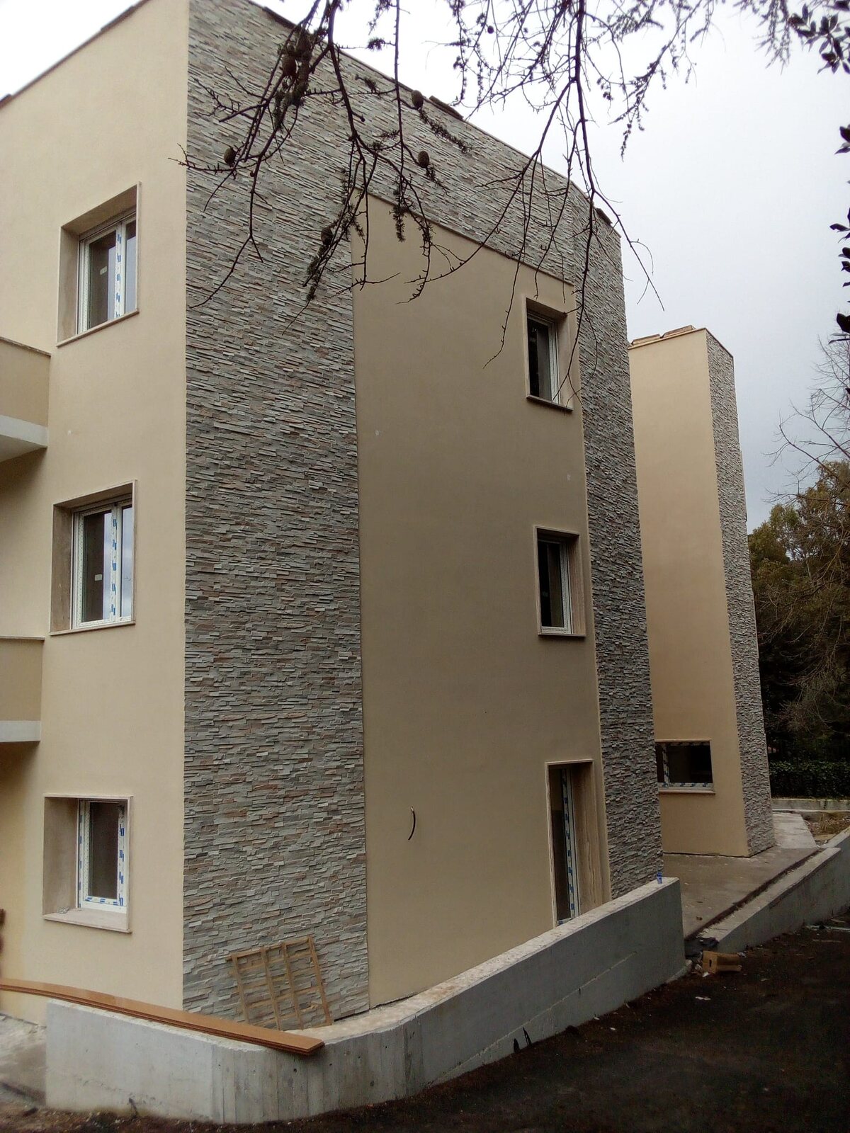 Palazzina con facciata rivestita in pietra